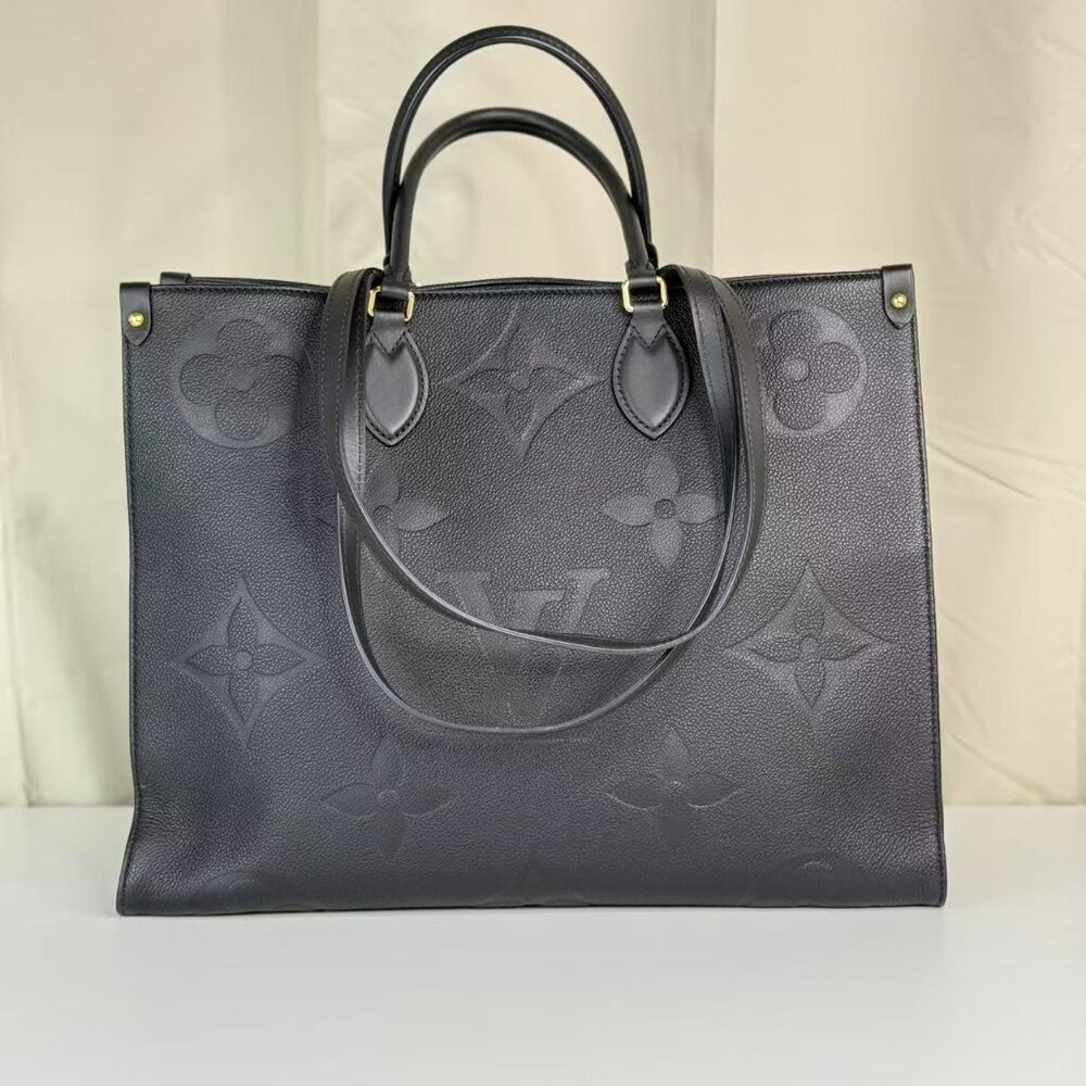 Louis Vuitton Black On The Go GM Shoulder Bag with Classic Monogram Pattern - Picture 3 of 8